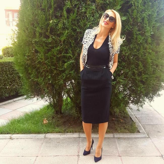 Belle blonde folle les marches de Cannes